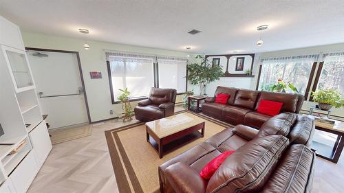 821 Westwood Drive, Cranbrook, BC - Indoor Photo Showing Living Room