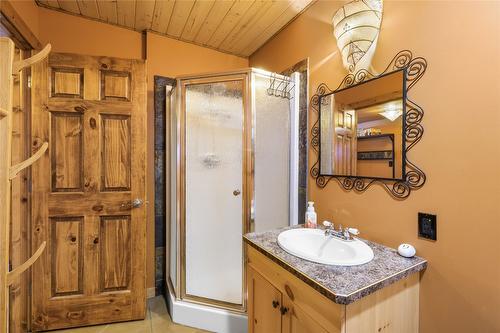 128 River Bend Lane, Kimberley, BC - Indoor Photo Showing Bathroom