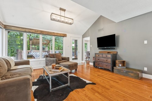 Salon - 29 Ch. Dunn, Chelsea, QC - Indoor Photo Showing Living Room