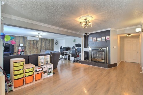 Salon - 471 11E Avenue, Barraute, QC - Indoor With Fireplace