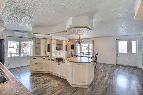 Vue d'ensemble - 471 11E Avenue, Barraute, QC - Indoor Photo Showing Kitchen