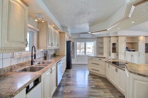 Cuisine - 471 11E Avenue, Barraute, QC - Indoor Photo Showing Kitchen With Double Sink With Upgraded Kitchen