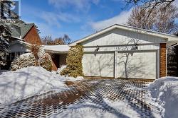 124 FOREST HEIGHTS BOULEVARD  Toronto, ON M2L 2K8