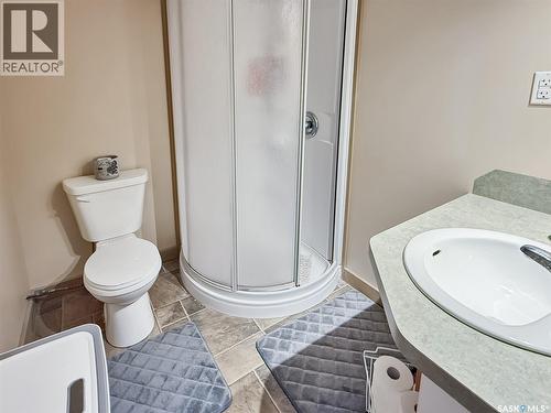 415 6Th Avenue Se, Swift Current, SK - Indoor Photo Showing Bathroom