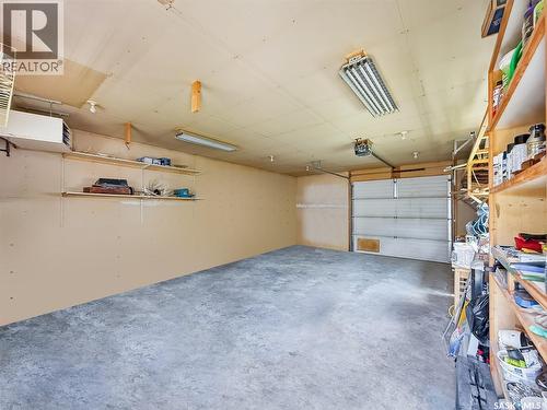 415 6Th Avenue Se, Swift Current, SK - Indoor Photo Showing Garage
