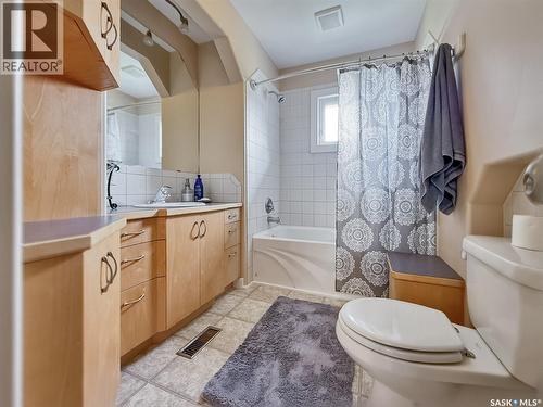 415 6Th Avenue Se, Swift Current, SK - Indoor Photo Showing Bathroom