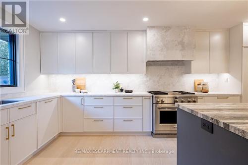 841 Danforth Place, Burlington, ON - Indoor Photo Showing Kitchen With Upgraded Kitchen