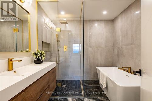 841 Danforth Place, Burlington, ON - Indoor Photo Showing Bathroom