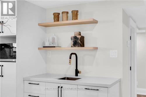 841 Danforth Place, Burlington, ON - Indoor Photo Showing Kitchen