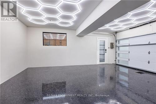 841 Danforth Place, Burlington, ON - Indoor Photo Showing Garage