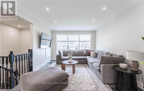 55 Juanita Drive, Hamilton, ON - Indoor Photo Showing Living Room