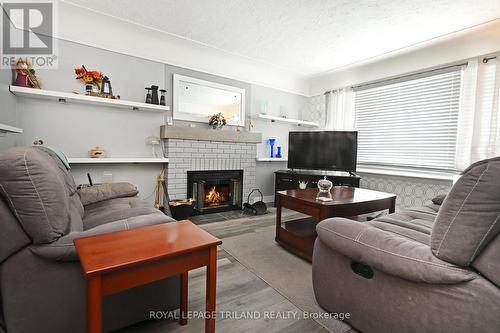 457 Boler Road, London South (South K), ON - Indoor Photo Showing Living Room With Fireplace