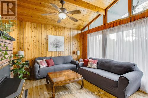 69 Albert Avenue, Tiny, ON - Indoor Photo Showing Living Room