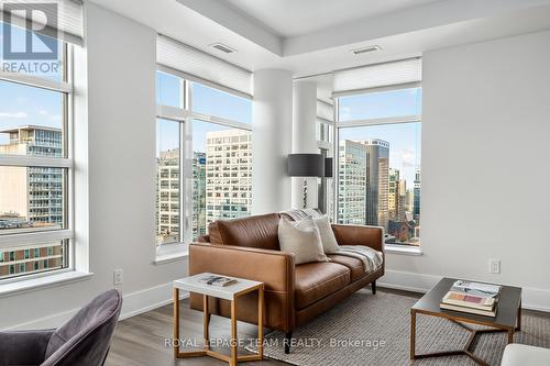1902 - 235 Kent Avenue, Ottawa, ON - Indoor Photo Showing Living Room
