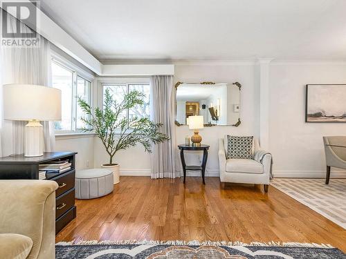 1602 Carletta Drive, Mississauga, ON - Indoor Photo Showing Living Room