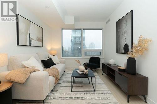 2111 - 8 Wellesley Street W, Toronto, ON - Indoor Photo Showing Living Room