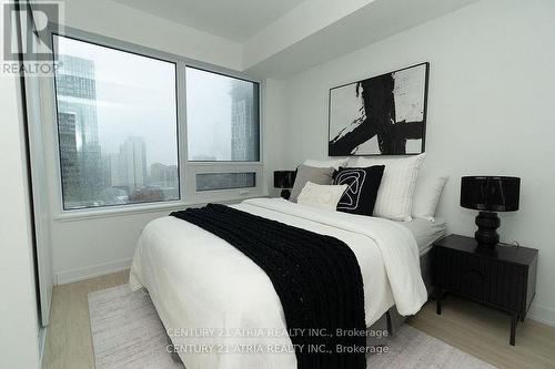 2111 - 8 Wellesley Street W, Toronto, ON - Indoor Photo Showing Bedroom