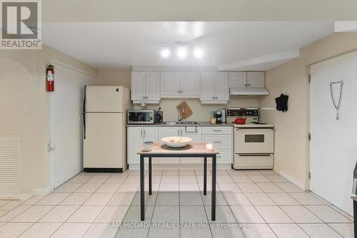 4260 Shelby Crescent, Mississauga, ON - Indoor Photo Showing Kitchen With Double Sink