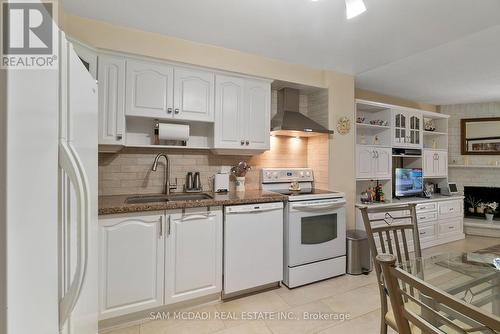 4260 Shelby Crescent, Mississauga, ON - Indoor Photo Showing Kitchen