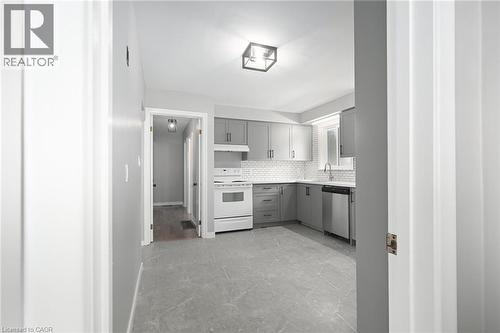 325 East 16Th Street, Hamilton, ON - Indoor Photo Showing Kitchen