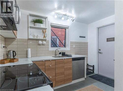 329 Main Street W, Hamilton, ON - Indoor Photo Showing Kitchen