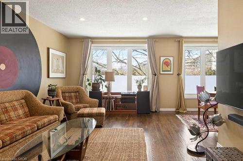 36 Hanover Place, Hamilton, ON - Indoor Photo Showing Living Room