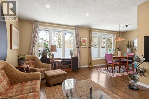 36 Hanover Place, Hamilton, ON - Indoor Photo Showing Living Room