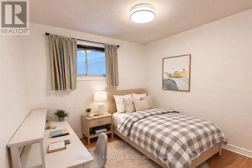 22 Knowles Crescent, Aurora, ON - Indoor Photo Showing Bedroom