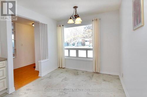 22 Knowles Crescent, Aurora, ON - Indoor Photo Showing Other Room