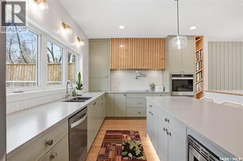 611 Dufferin Avenue, Saskatoon, SK - Indoor Photo Showing Kitchen With Double Sink With Upgraded Kitchen