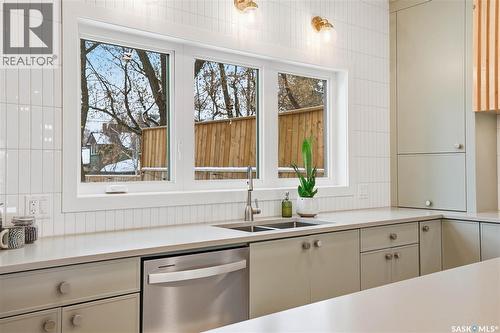 611 Dufferin Avenue, Saskatoon, SK - Indoor Photo Showing Kitchen With Double Sink