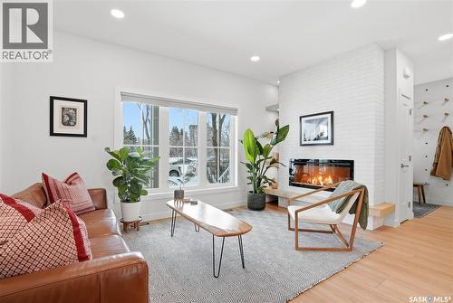 611 Dufferin Avenue, Saskatoon, SK - Indoor Photo Showing Living Room With Fireplace
