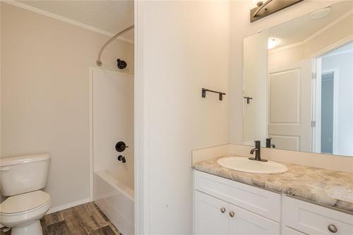 46 Prairie Oaks Drive, Mitchell, MB - Indoor Photo Showing Bathroom