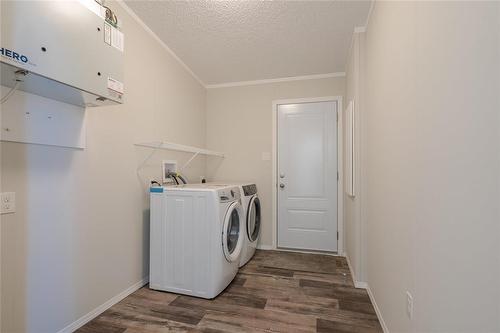 46 Prairie Oaks Drive, Mitchell, MB - Indoor Photo Showing Laundry Room