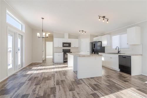 46 Prairie Oaks Drive, Mitchell, MB - Indoor Photo Showing Kitchen With Upgraded Kitchen