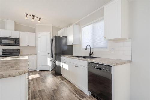46 Prairie Oaks Drive, Mitchell, MB - Indoor Photo Showing Kitchen