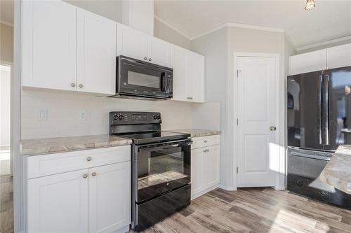 46 Prairie Oaks Drive, Mitchell, MB - Indoor Photo Showing Kitchen