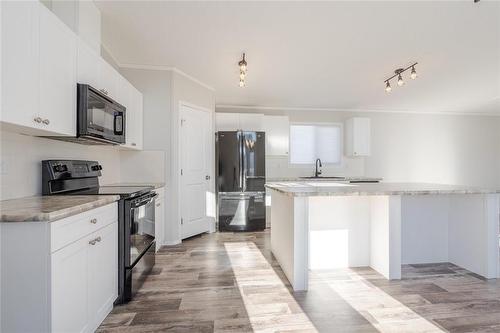 46 Prairie Oaks Drive, Mitchell, MB - Indoor Photo Showing Kitchen