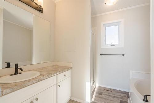 46 Prairie Oaks Drive, Mitchell, MB - Indoor Photo Showing Bathroom