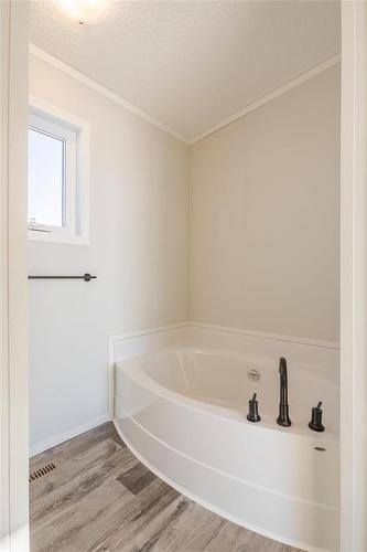 46 Prairie Oaks Drive, Mitchell, MB - Indoor Photo Showing Bathroom