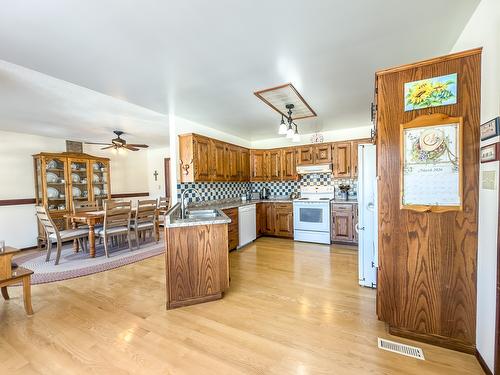 3900 25Th Street, Cranbrook, BC - Indoor Photo Showing Kitchen With Double Sink