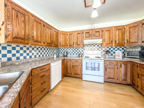 3900 25Th Street, Cranbrook, BC - Indoor Photo Showing Kitchen