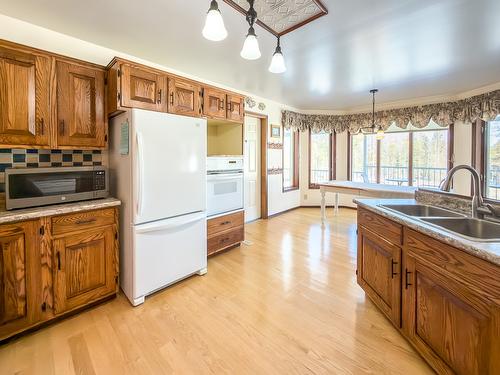 3900 25Th Street, Cranbrook, BC - Indoor Photo Showing Kitchen With Double Sink