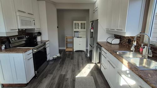 206 6Th Avenue, Cranbrook, BC - Indoor Photo Showing Kitchen