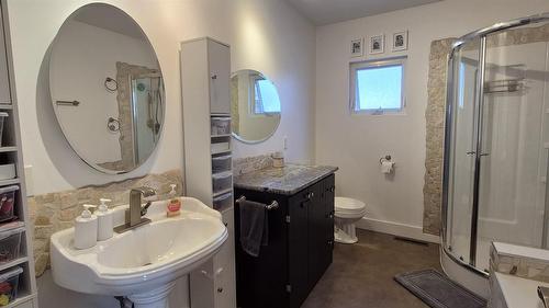 206 6Th Avenue, Cranbrook, BC - Indoor Photo Showing Bathroom