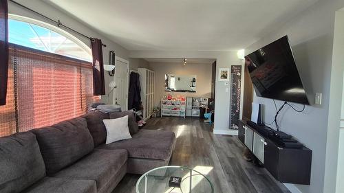 206 6Th Avenue, Cranbrook, BC - Indoor Photo Showing Living Room