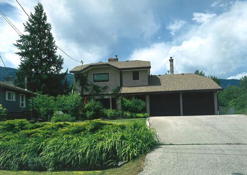 210 10th Avenue  Nakusp, BC V0G 1R0