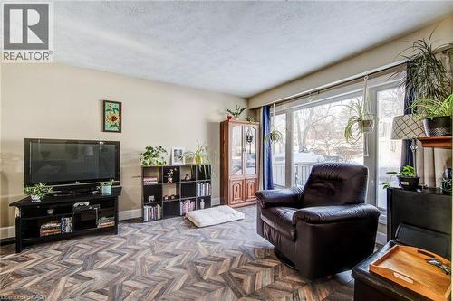 71 Shadeland Crescent, Kitchener, ON - Indoor Photo Showing Living Room