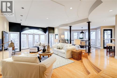 91 Mountain Park Avenue, Hamilton, ON - Indoor Photo Showing Living Room