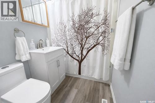 1600 Chaplin Street E, Swift Current, SK - Indoor Photo Showing Bathroom